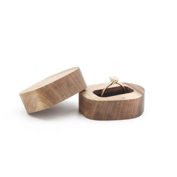 Drewniane pudełko na pierścionek zaręczynowy handmade, - ORZECH OWAL