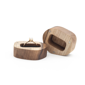 Drewniane pudełko na pierścionek zaręczynowy handmade, - ORZECH OWAL